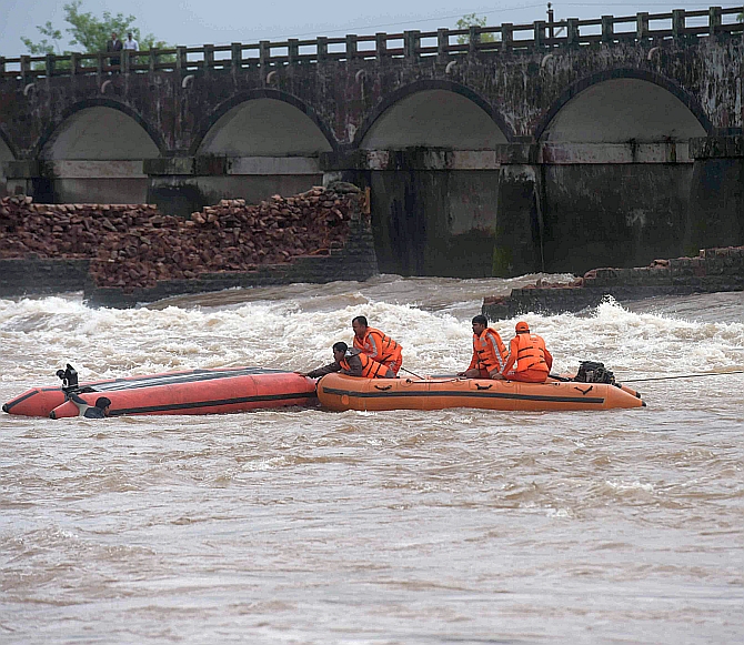 14bodiesrecoveredinmahadbridgecollapse